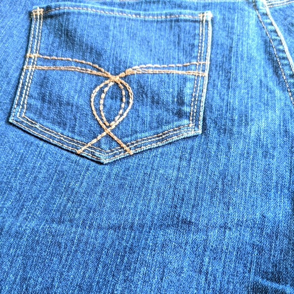 (2/$25) St John's Bay cropped blue jeans knee-length denim shorts - Picture 7 of 14